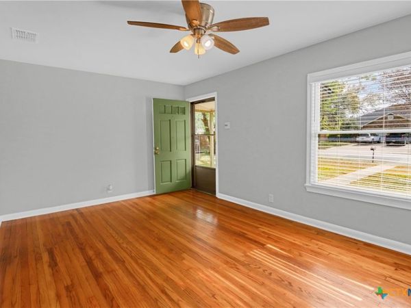 960 E Mountain Street, Seguin, TX 78155