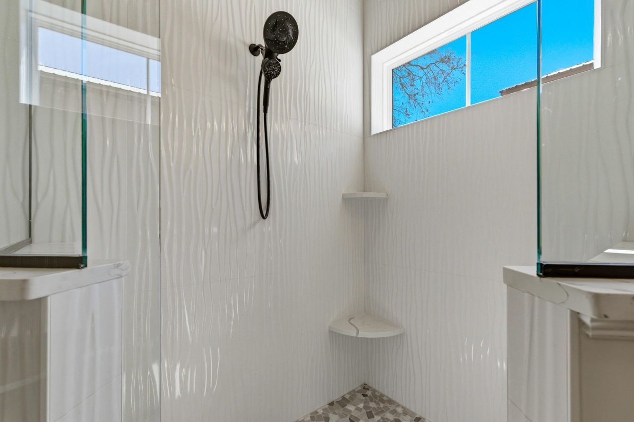 1012 S Hollywood Dr. Photo 22