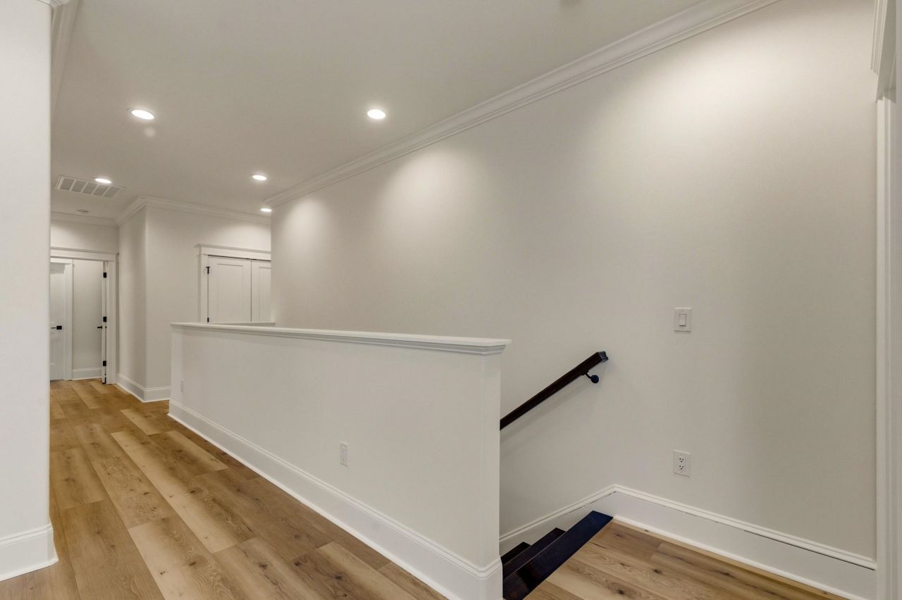 1012 S Hollywood Dr. Photo 26