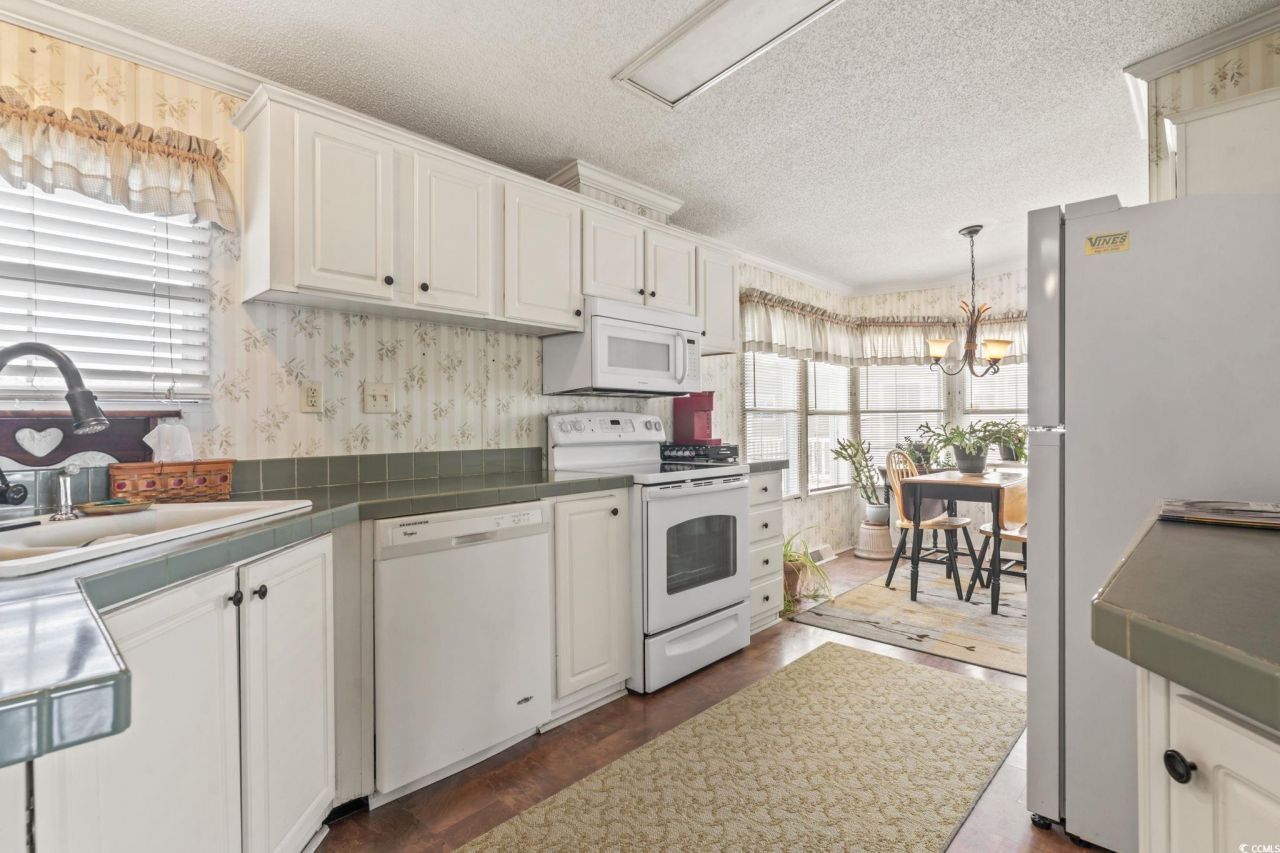 206 Weyburn St. Photo 13