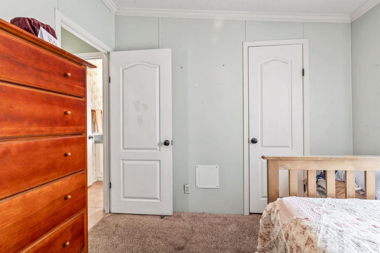 206 Weyburn St. Photo 23