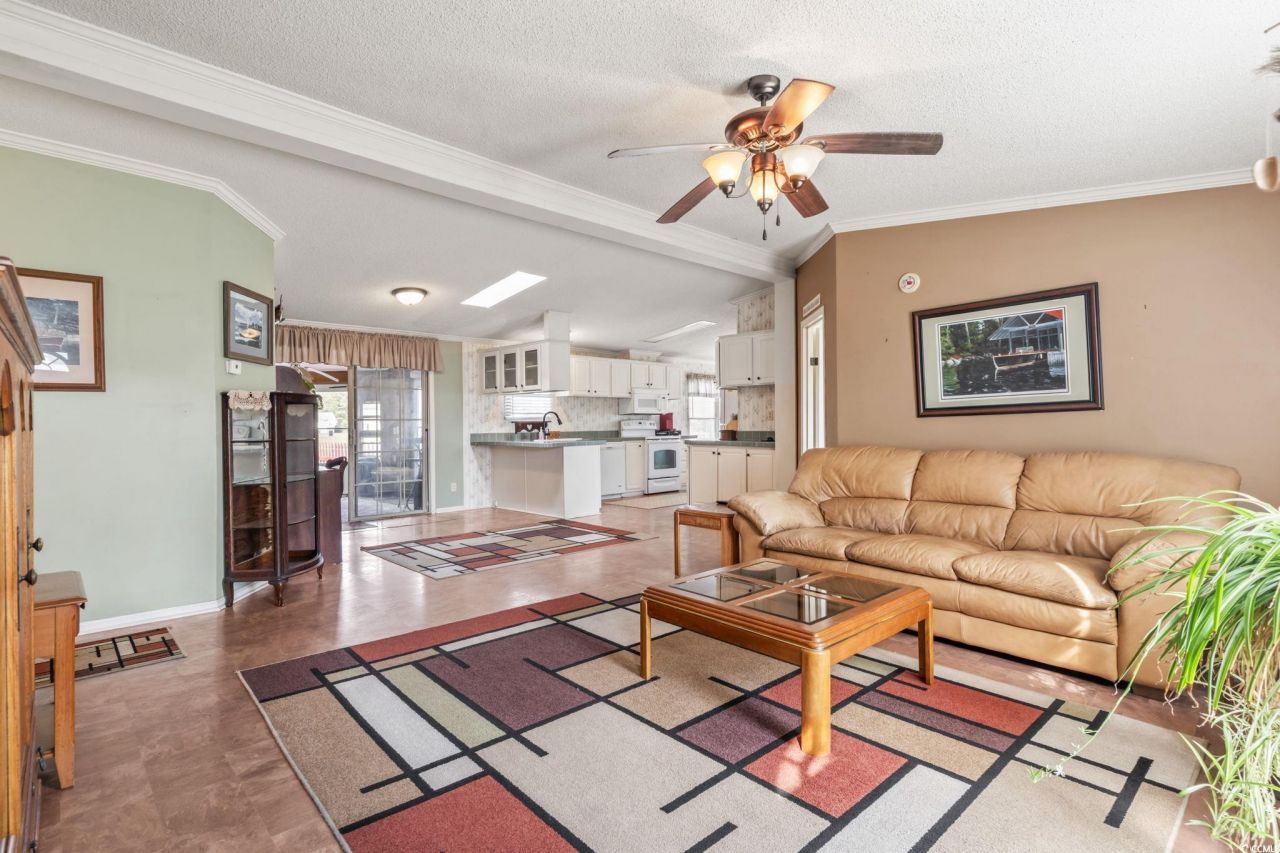 206 Weyburn St. Photo 5