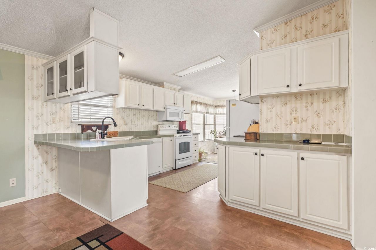 206 Weyburn St. Photo 8