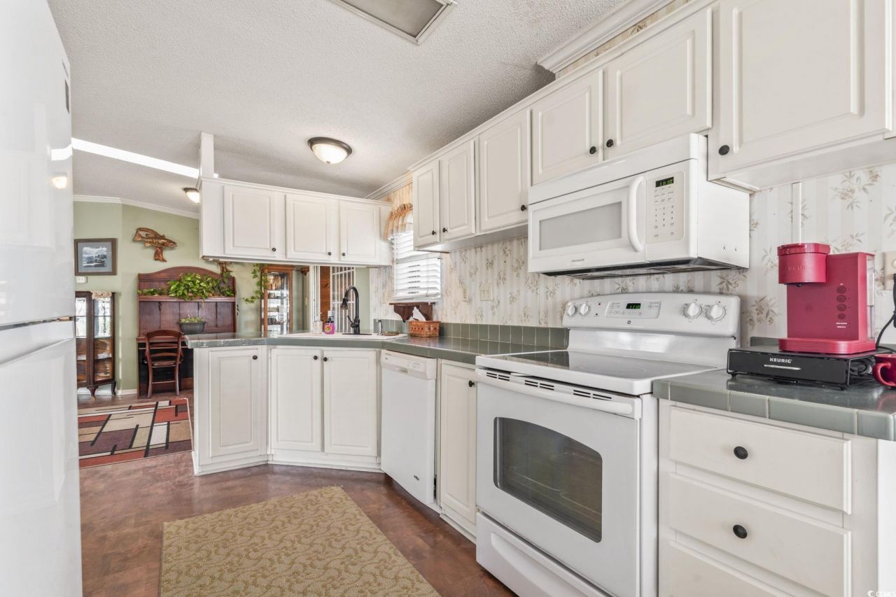 206 Weyburn St. Photo 9