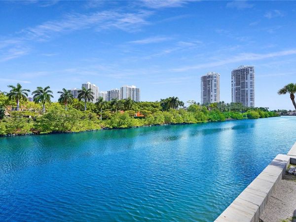 3675 N Country Club Dr, Unit 2201, Aventura, FL 33180