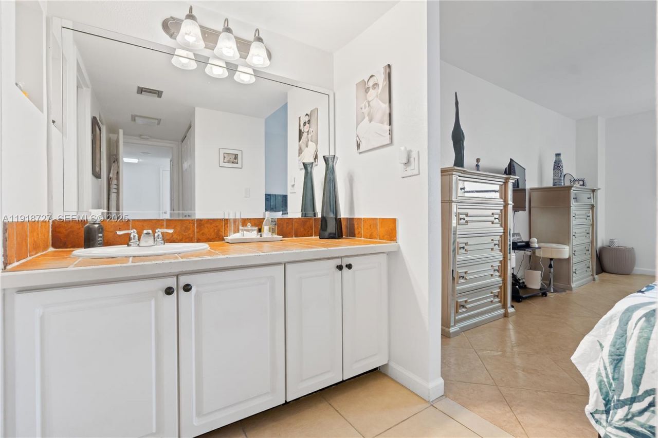 3675 N Country Club Dr, Unit 2201, Aventura, FL 33180 Photo