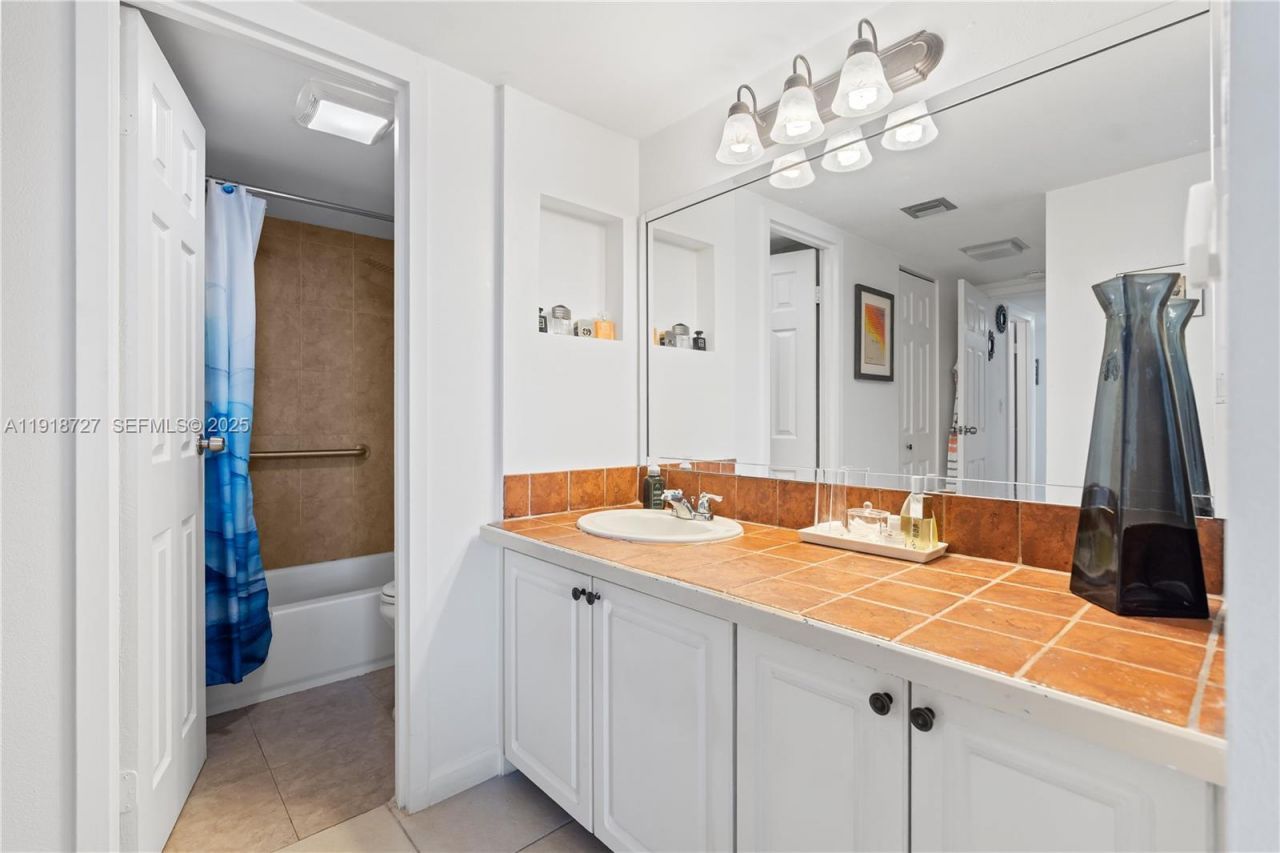 3675 N Country Club Dr, Unit 2201, Aventura, FL 33180 Photo