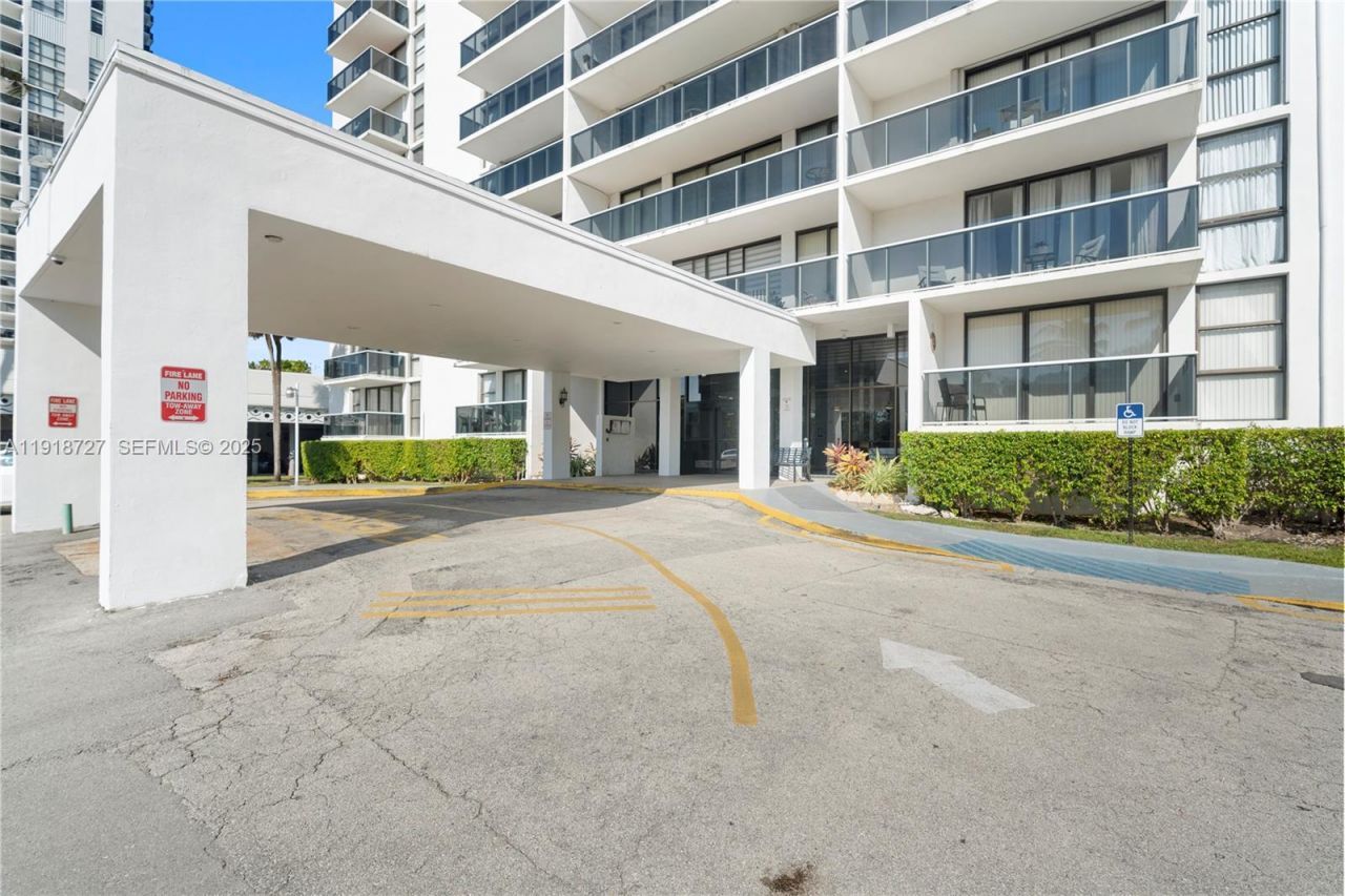 3675 N Country Club Dr, Unit 2201, Aventura, FL 33180 Photo