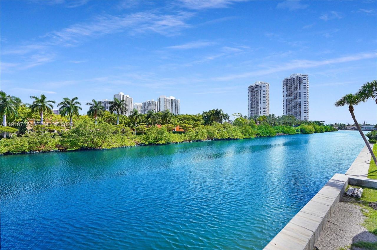 3675 N Country Club Dr, Unit 2201, Aventura, FL 33180 Photo