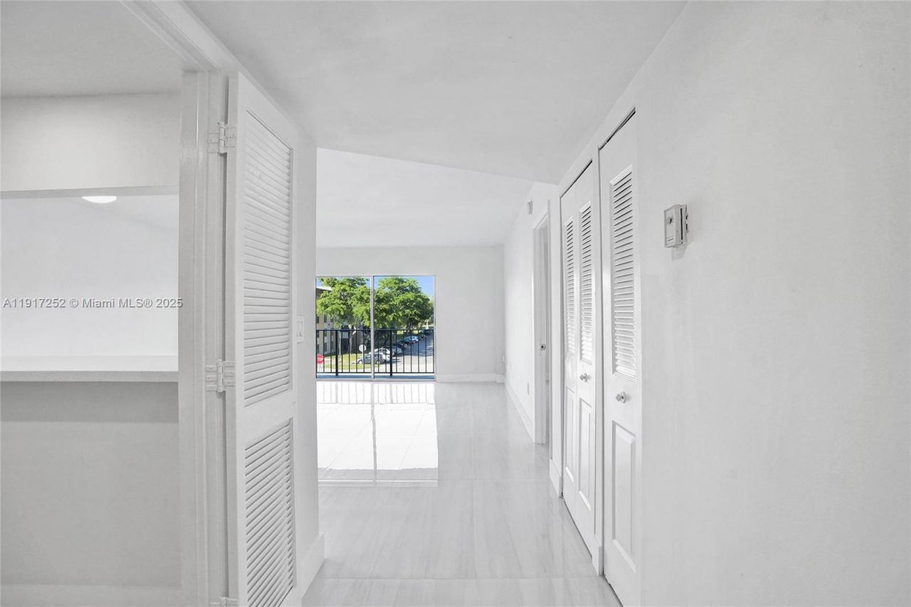 4164 Inverrary Dr, Unit 305, Lauderhill, FL 33319 Photo