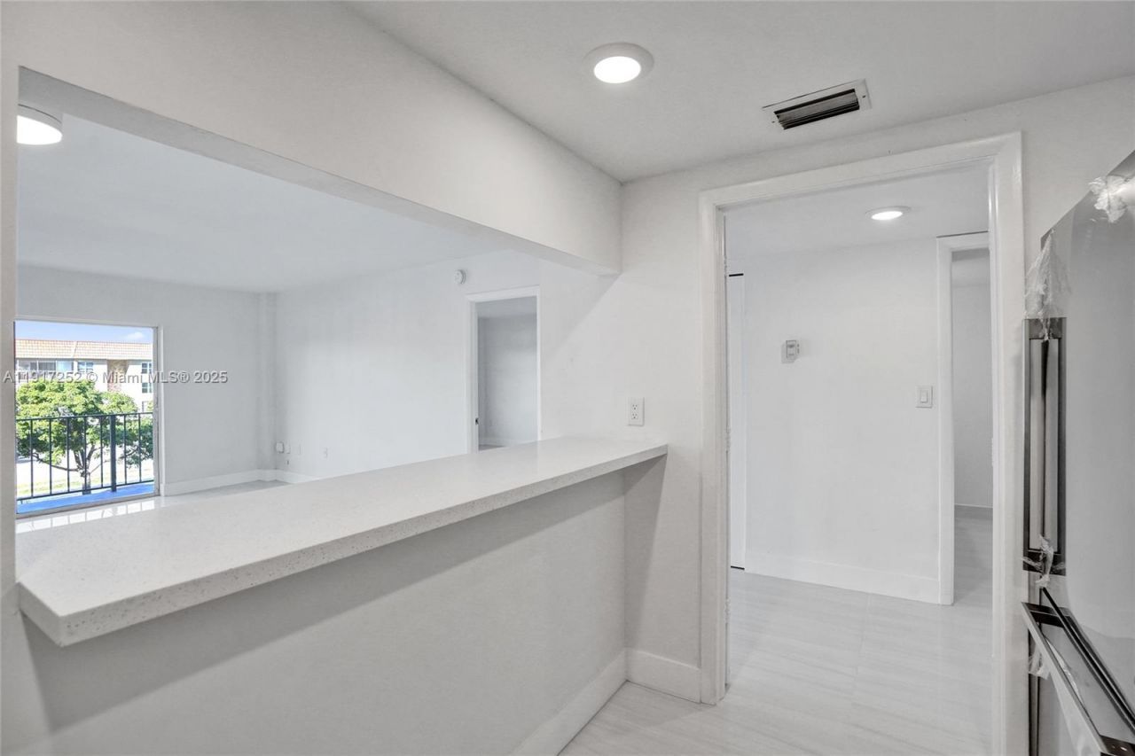 4164 Inverrary Dr, Unit 305, Lauderhill, FL 33319 Photo