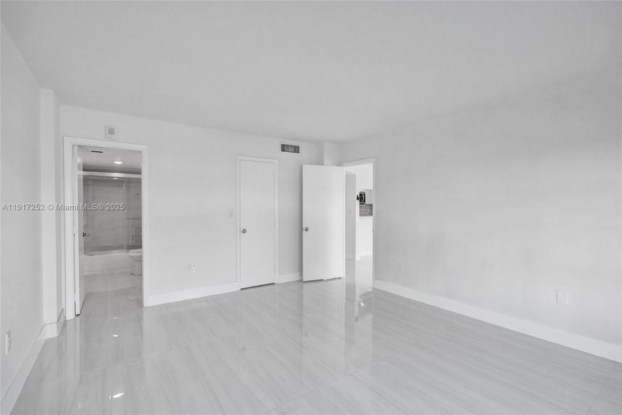 4164 Inverrary Dr, Unit 305, Lauderhill, FL 33319 Photo