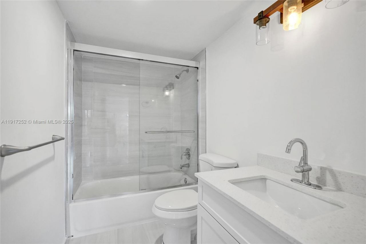 4164 Inverrary Dr, Unit 305, Lauderhill, FL 33319 Photo