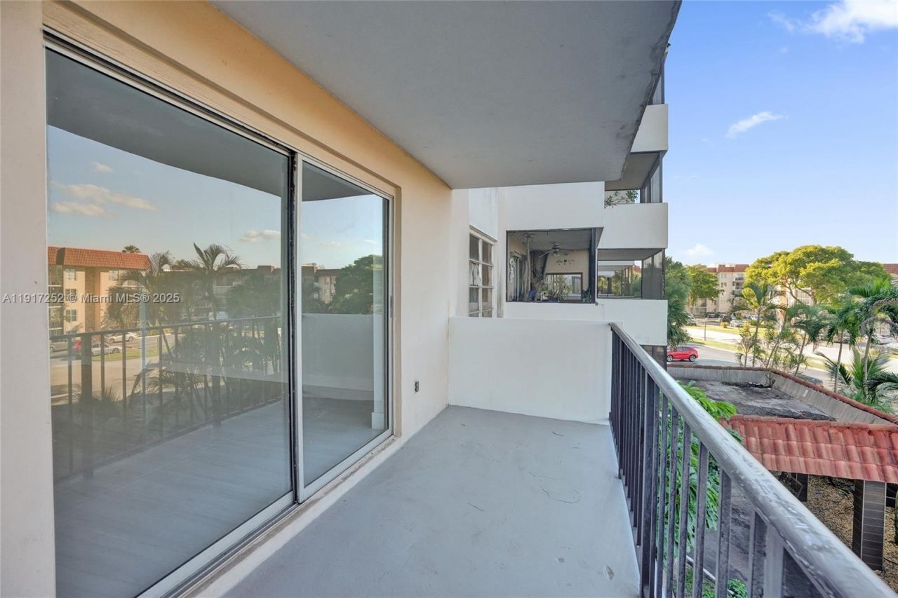 4164 Inverrary Dr, Unit 305, Lauderhill, FL 33319 Photo