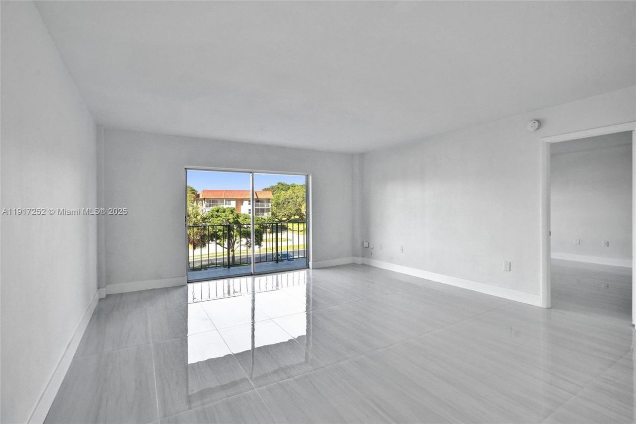 4164 Inverrary Dr, Unit 305, Lauderhill, FL 33319 Photo