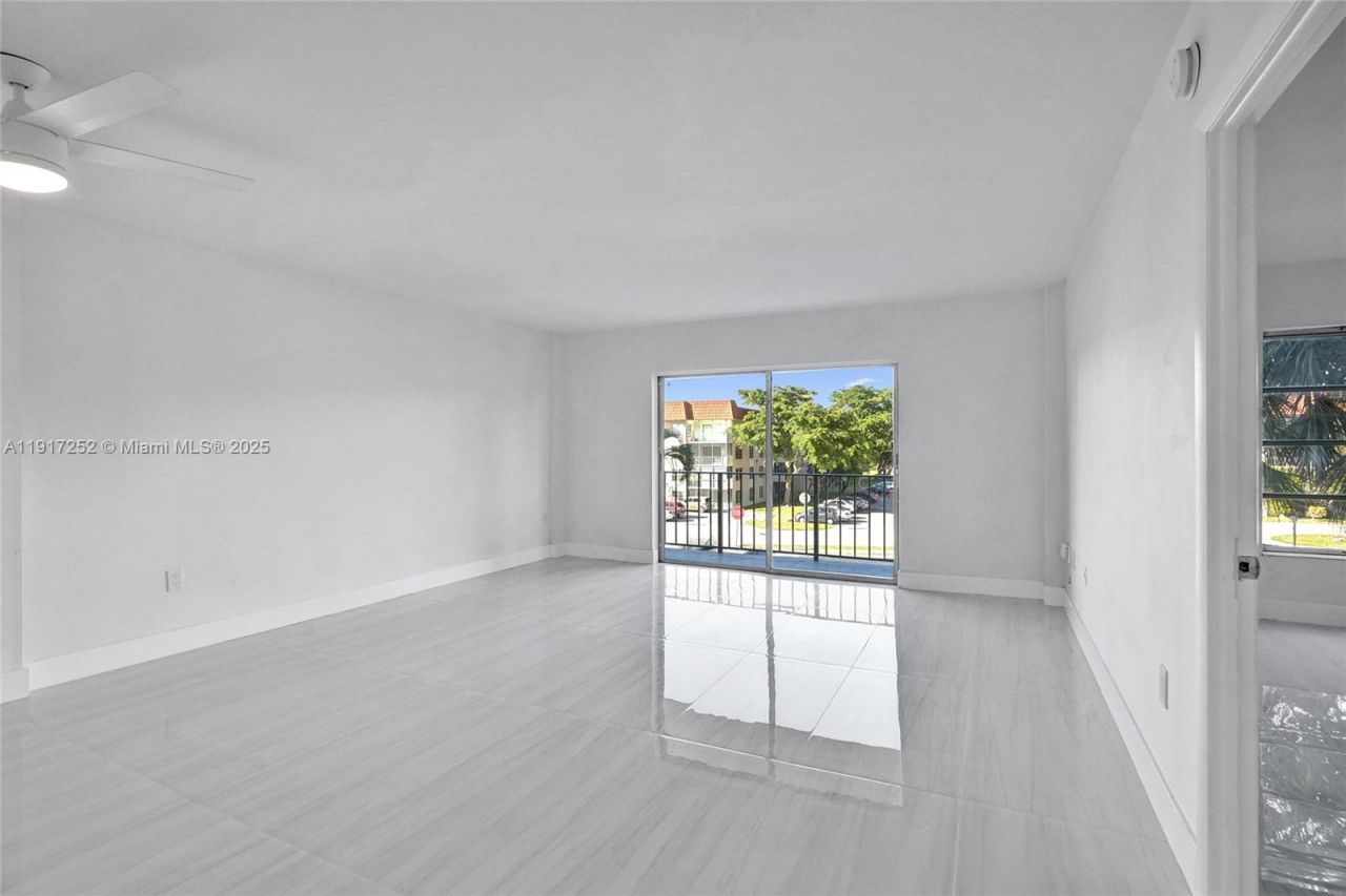 4164 Inverrary Dr, Unit 305, Lauderhill, FL 33319 Photo