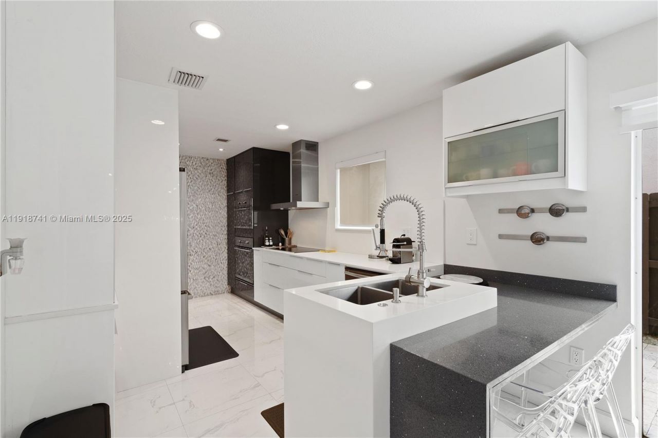 10842 NW 53rd Ln, Doral, FL 33178 Photo