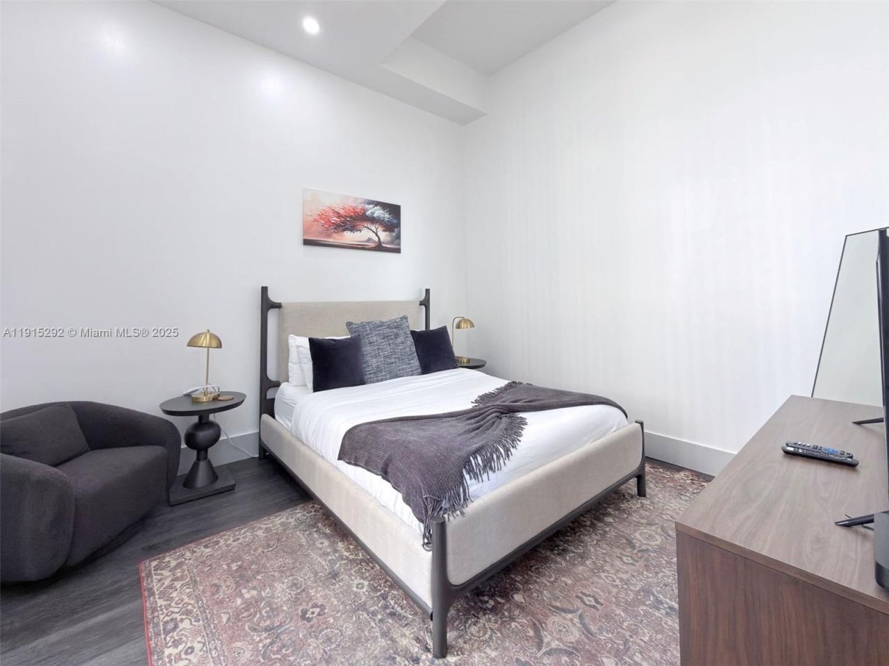 1200 Brickell Bay Dr, Unit 1406, Miami, FL 33131 Photo