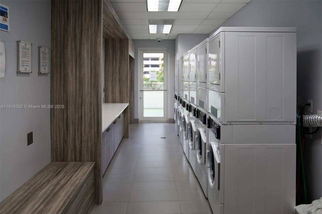 1200 Brickell Bay Dr, Unit 1406, Miami, FL 33131 Photo