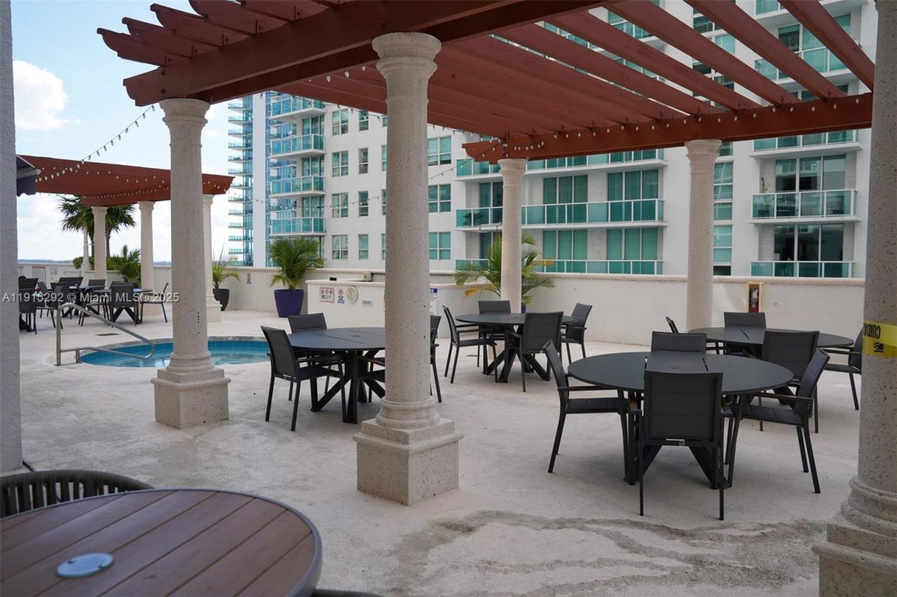 1200 Brickell Bay Dr, Unit 1406, Miami, FL 33131 Photo