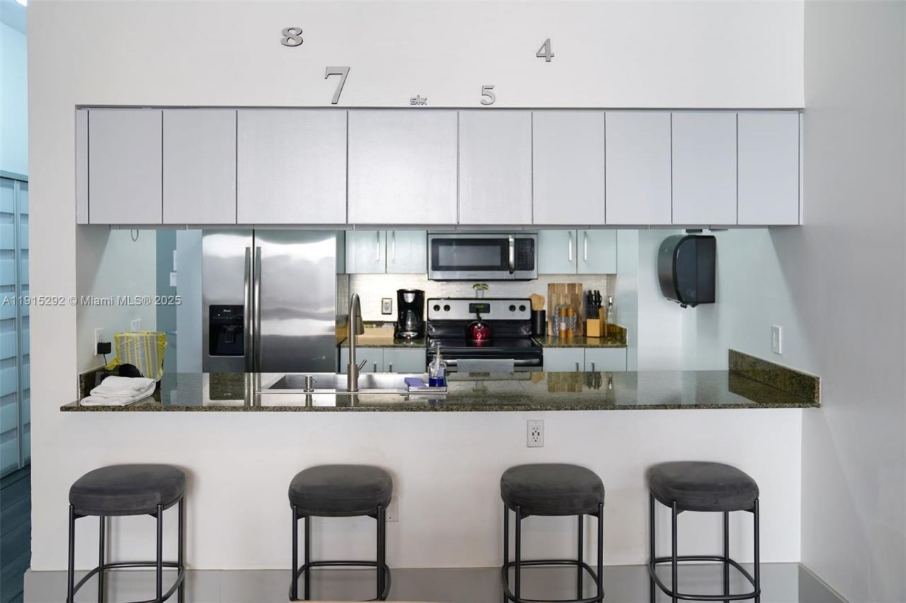 1200 Brickell Bay Dr, Unit 1406, Miami, FL 33131 Photo