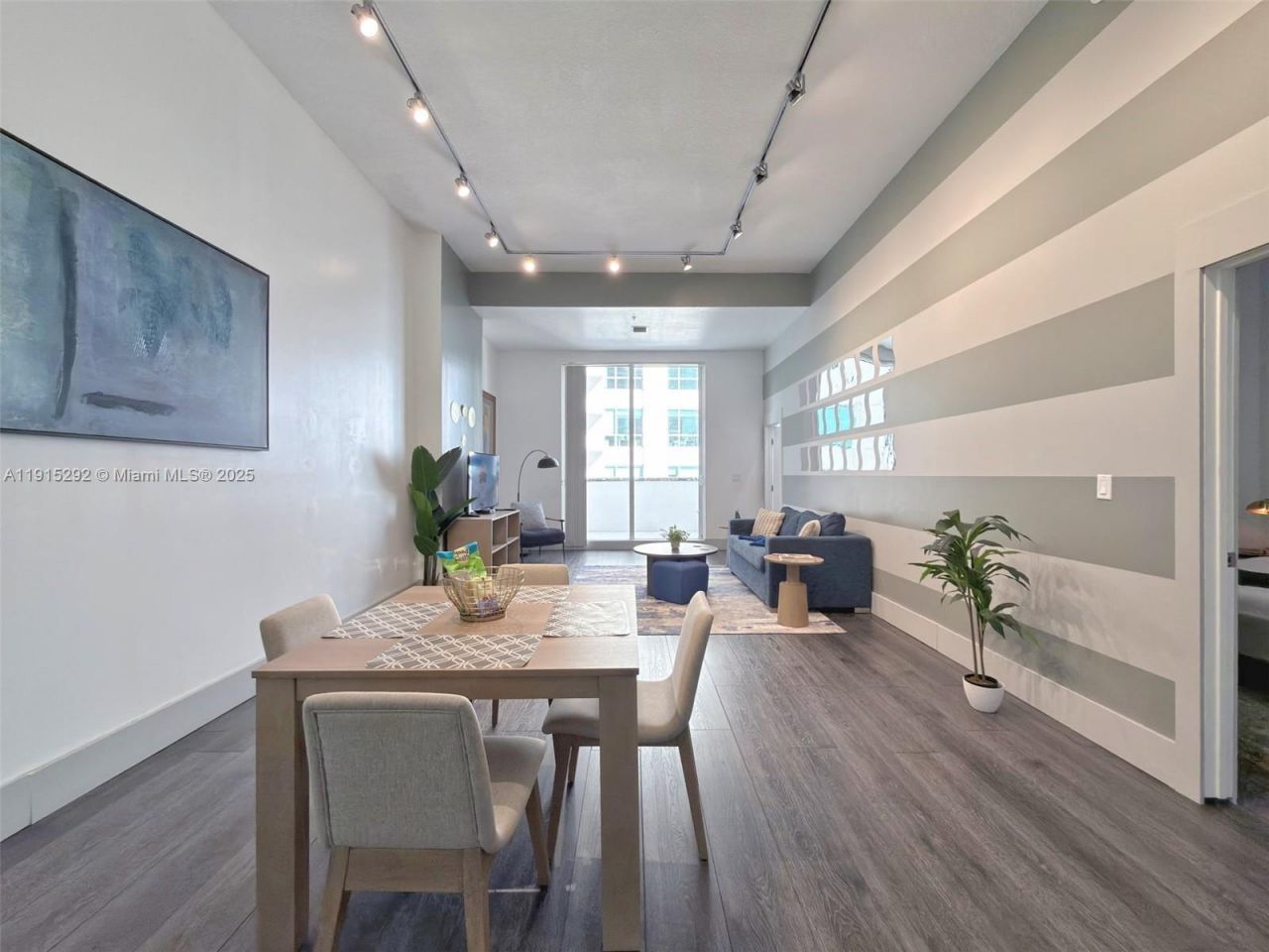 1200 Brickell Bay Dr, Unit 1406, Miami, FL 33131 Photo