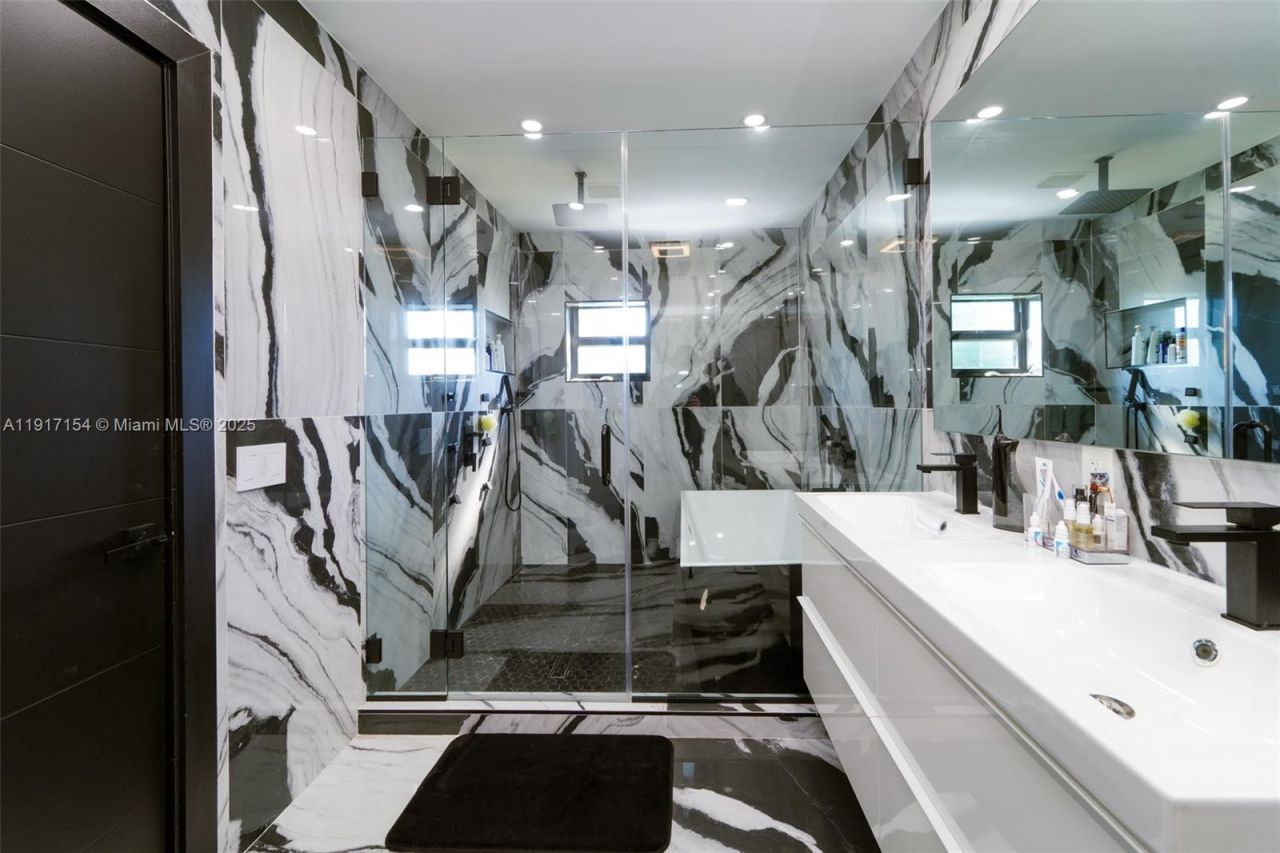 1850 NE 199th St, Miami, FL 33179 Photo