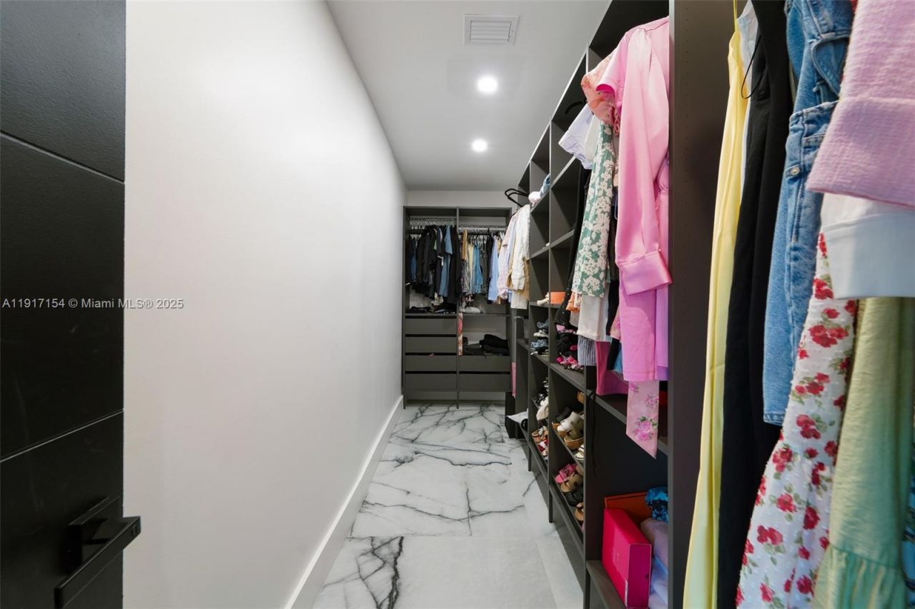 1850 NE 199th St, Miami, FL 33179 Photo