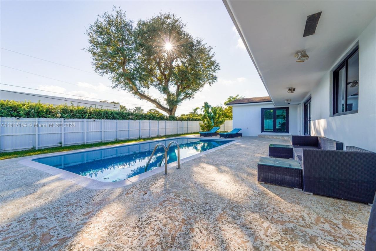 1850 NE 199th St, Miami, FL 33179 Photo