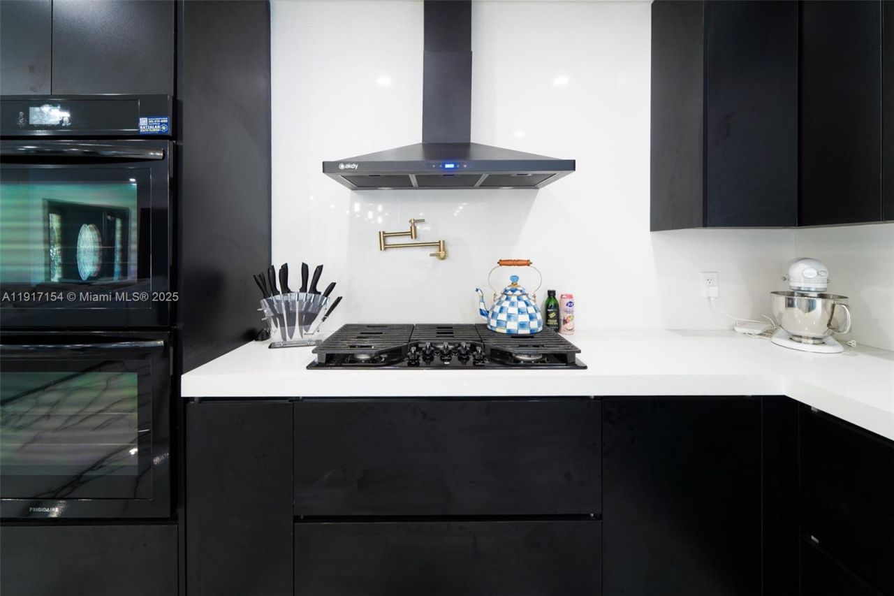 1850 NE 199th St, Miami, FL 33179 Photo