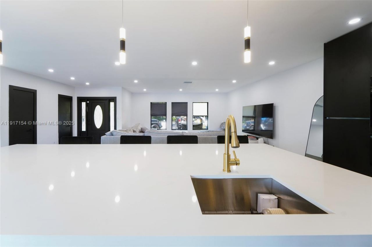 1850 NE 199th St, Miami, FL 33179 Photo