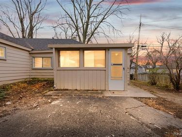 933 Myrtle Avenue, Waterford Twp, MI 48328