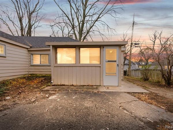933 Myrtle Avenue, Waterford Twp, MI 48328