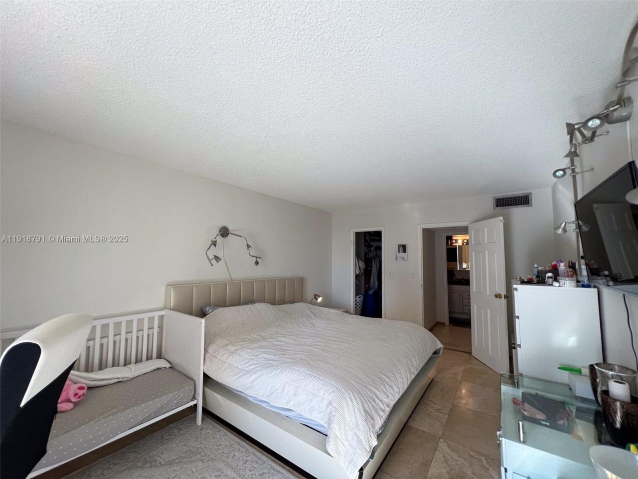 701 Three Islands Blvd, Unit 506, Hallandale Beach, FL 33009 Photo