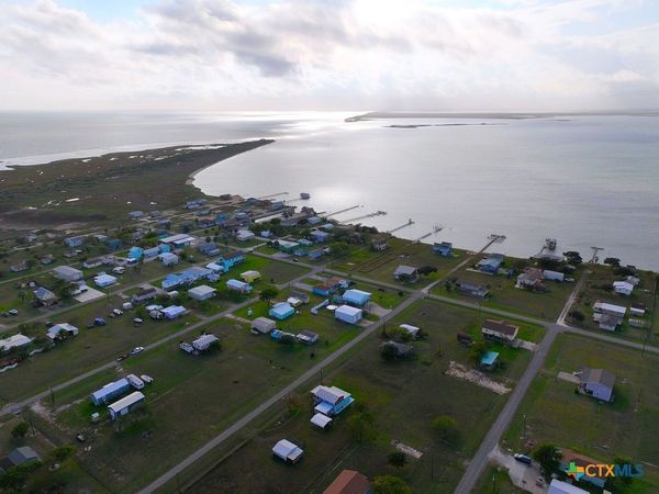 8 Mesquite Street , Palacios, TX 77465