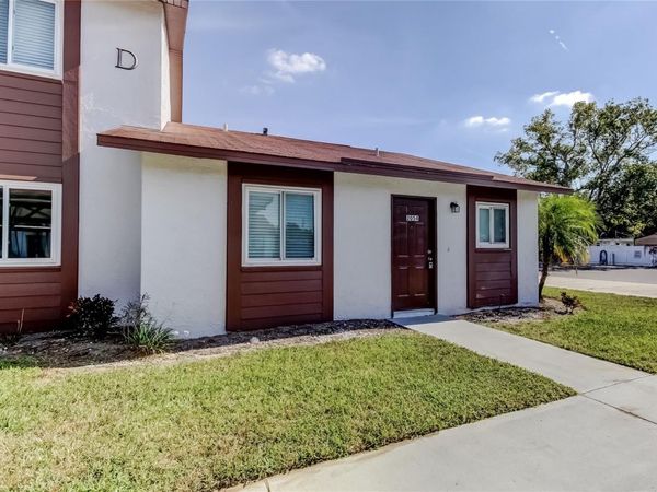 39132 COUNTY ROAD 54, Unit 2054, ZEPHYRHILLS, FL 33542