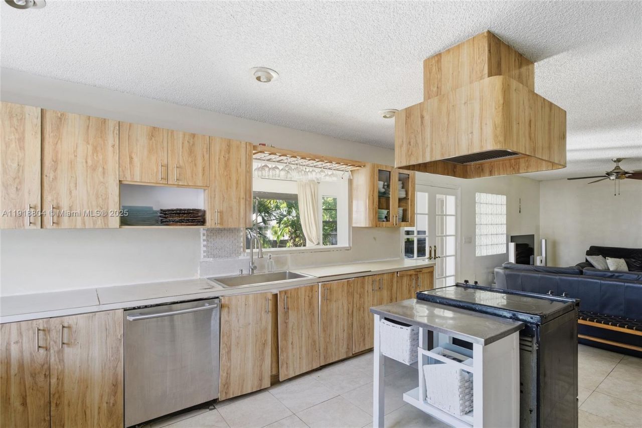 272 191st Ter, Sunny Isles Beach, FL 33160 Photo