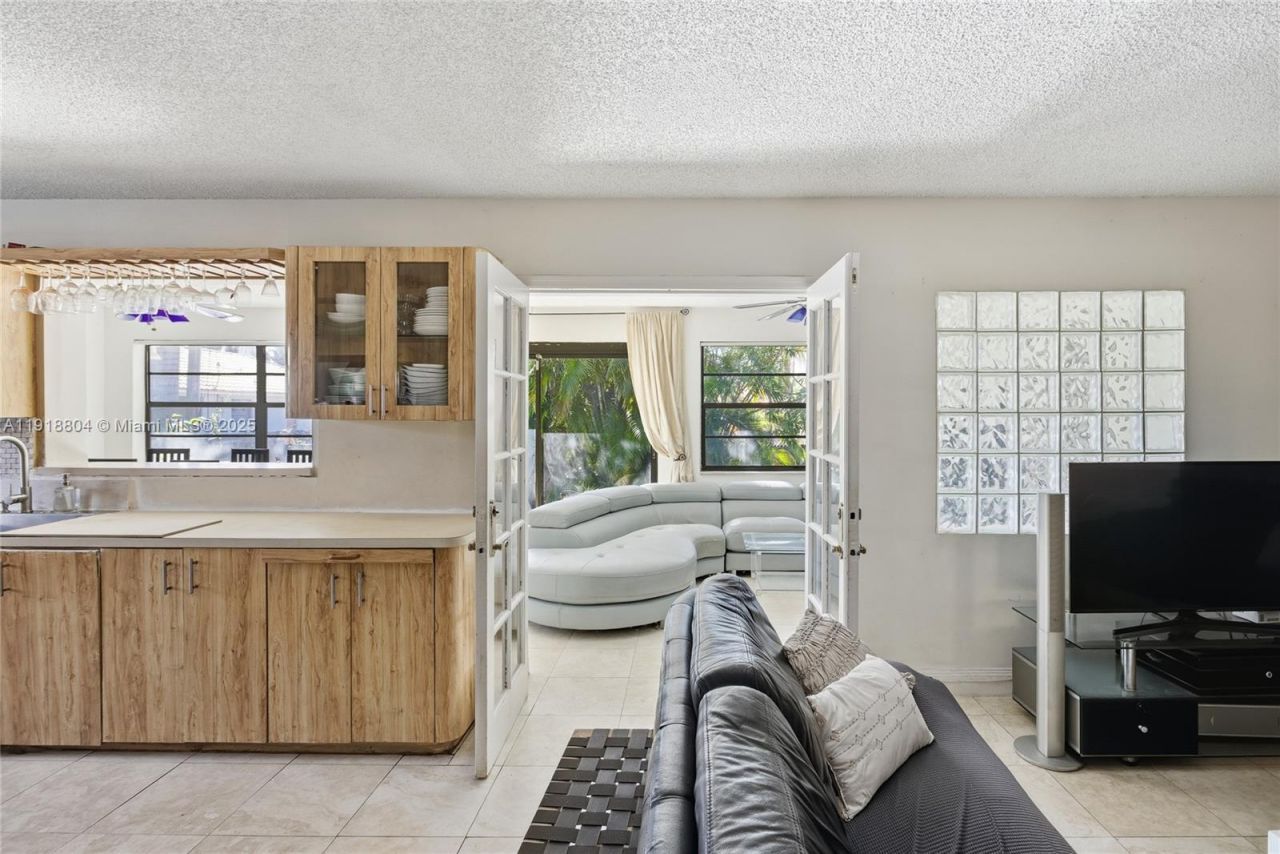 272 191st Ter, Sunny Isles Beach, FL 33160 Photo