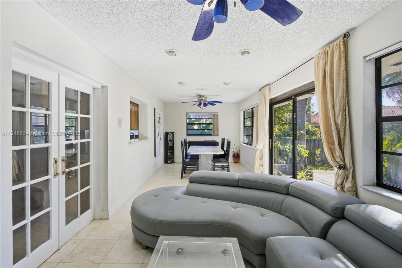 272 191st Ter, Sunny Isles Beach, FL 33160 Photo