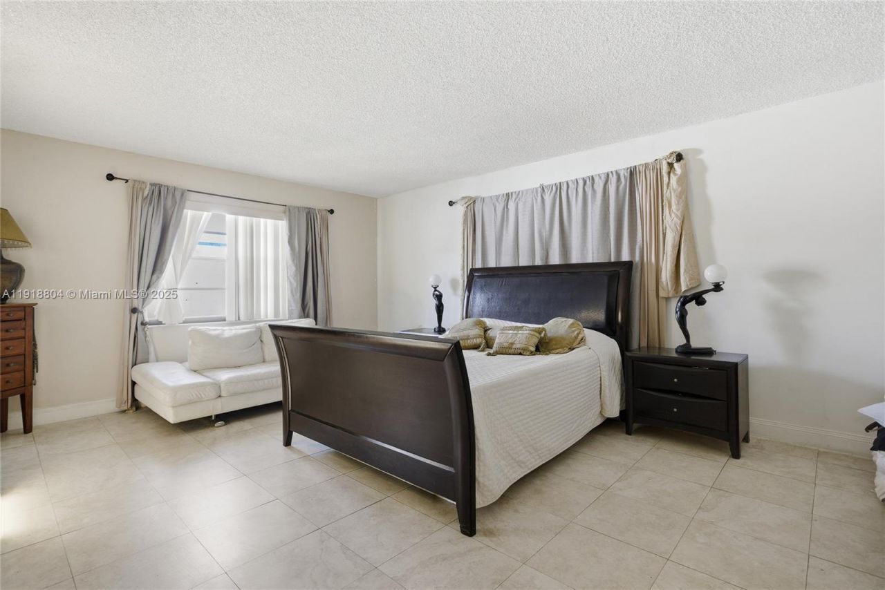 272 191st Ter, Sunny Isles Beach, FL 33160 Photo