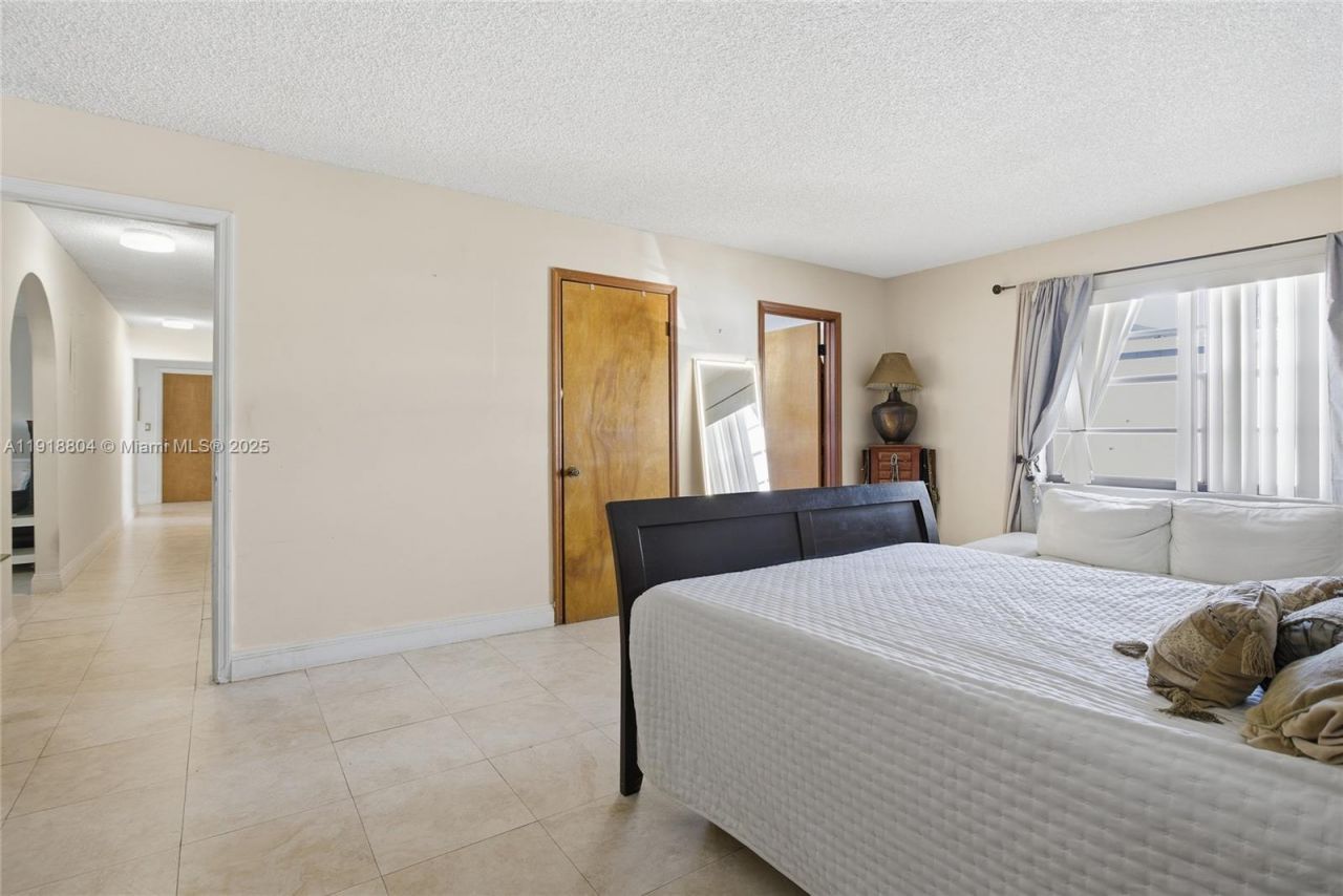 272 191st Ter, Sunny Isles Beach, FL 33160 Photo