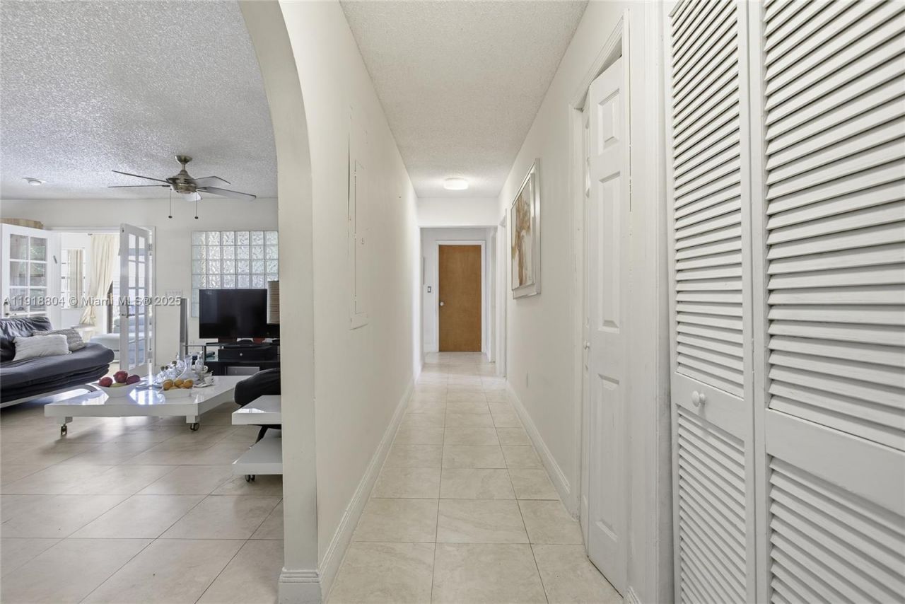 272 191st Ter, Sunny Isles Beach, FL 33160 Photo