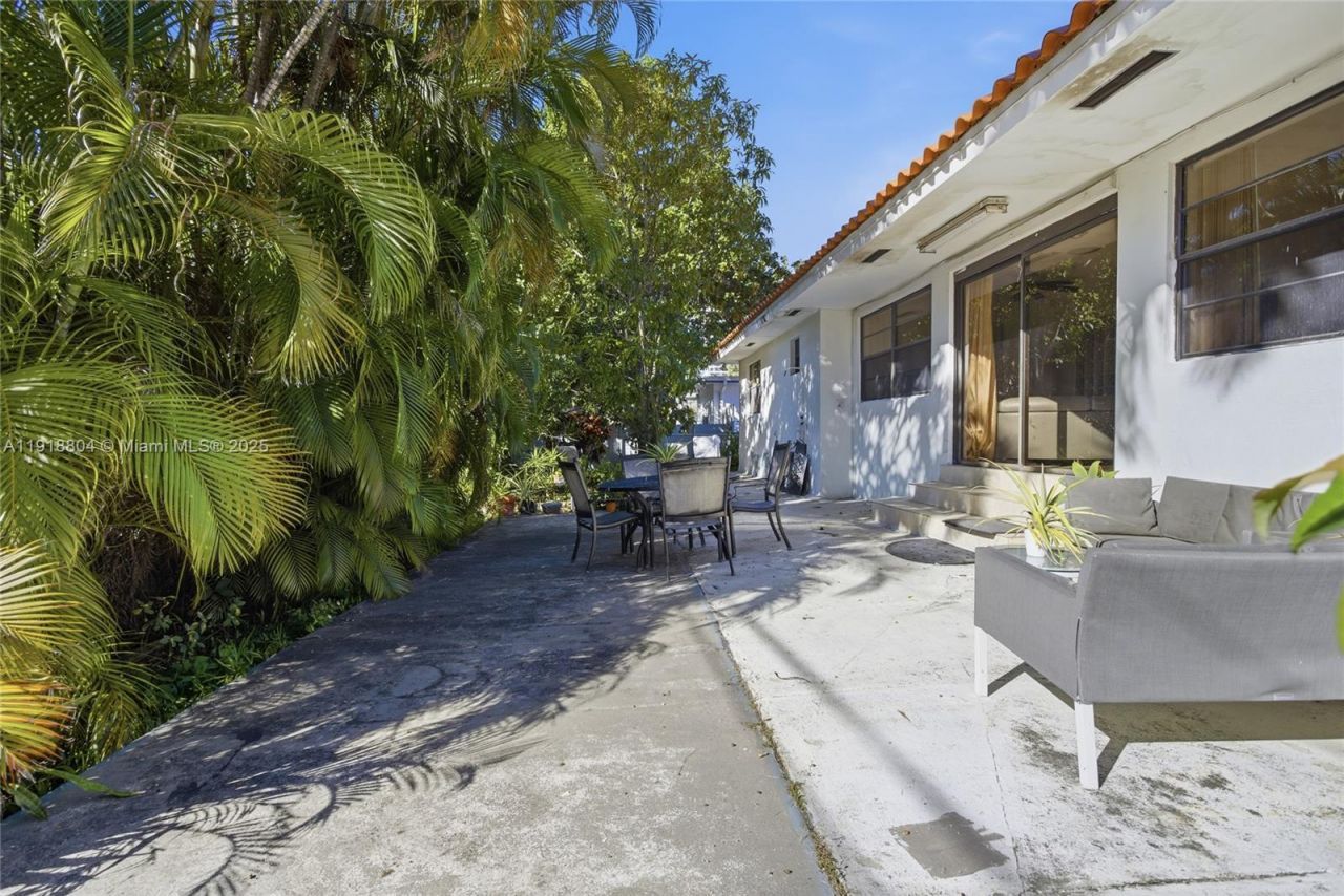 272 191st Ter, Sunny Isles Beach, FL 33160 Photo