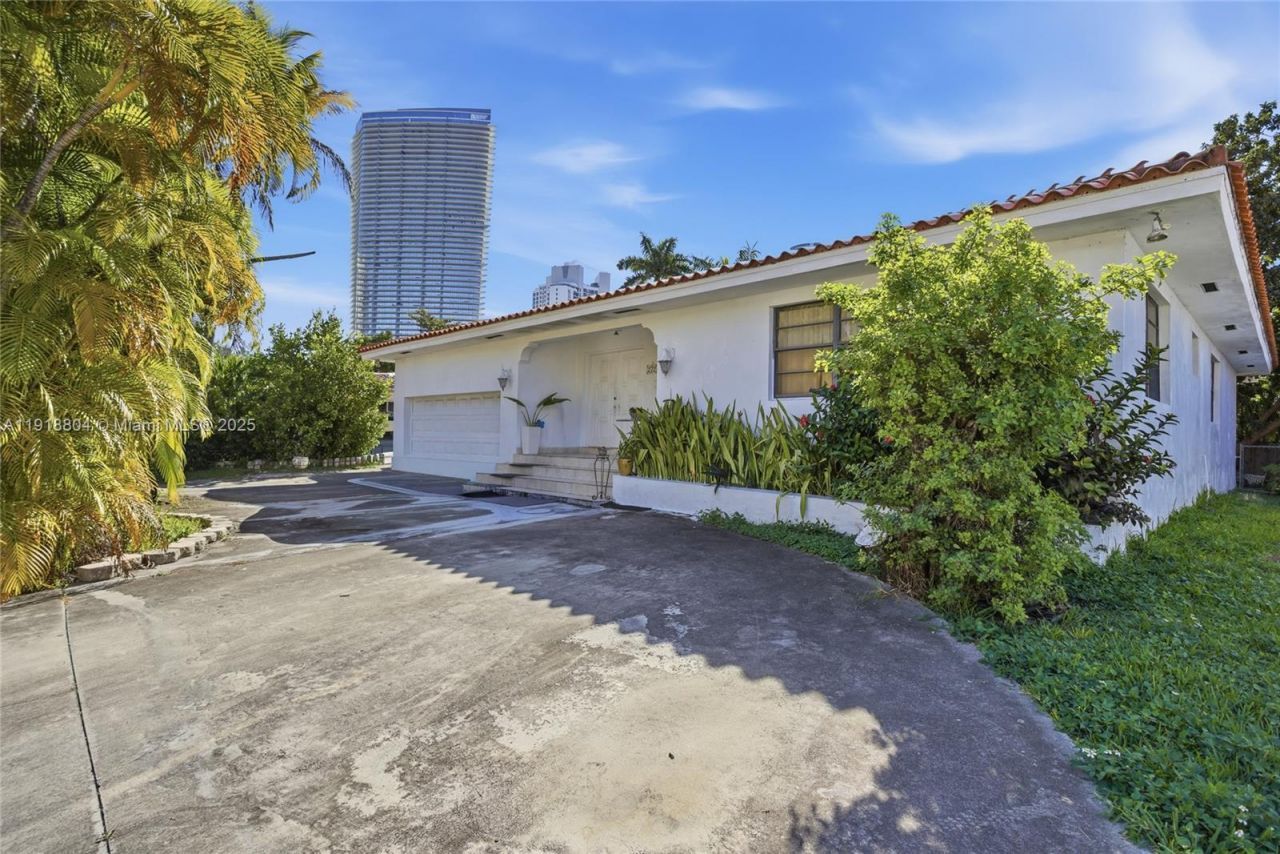 272 191st Ter, Sunny Isles Beach, FL 33160 Photo