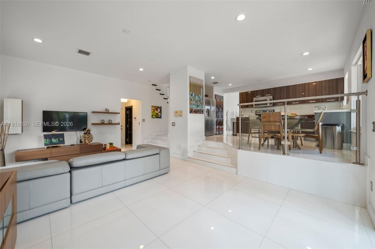 10794 NW 70th St, Doral, FL 33178 Photo