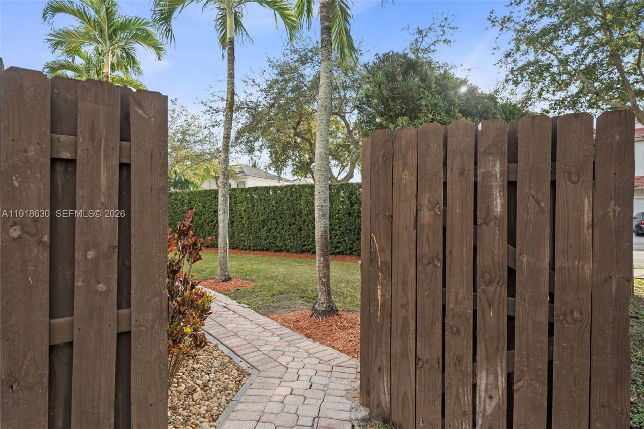 10794 NW 70th St, Doral, FL 33178 Photo