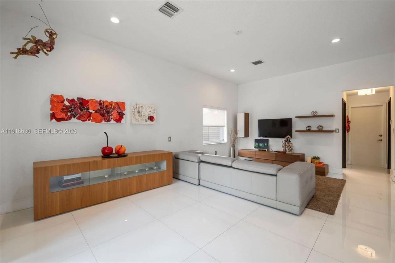 10794 NW 70th St, Doral, FL 33178 Photo