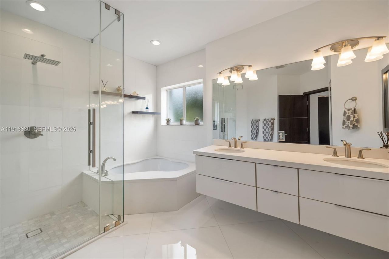 10794 NW 70th St, Doral, FL 33178 Photo