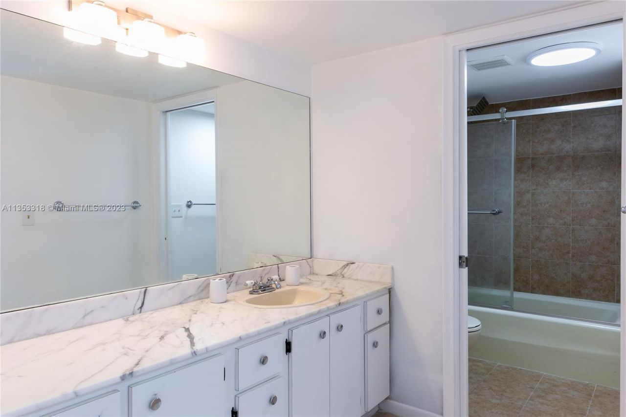 2400 Presidential Way, Unit 403, West Palm Beach, FL 33401 Photo