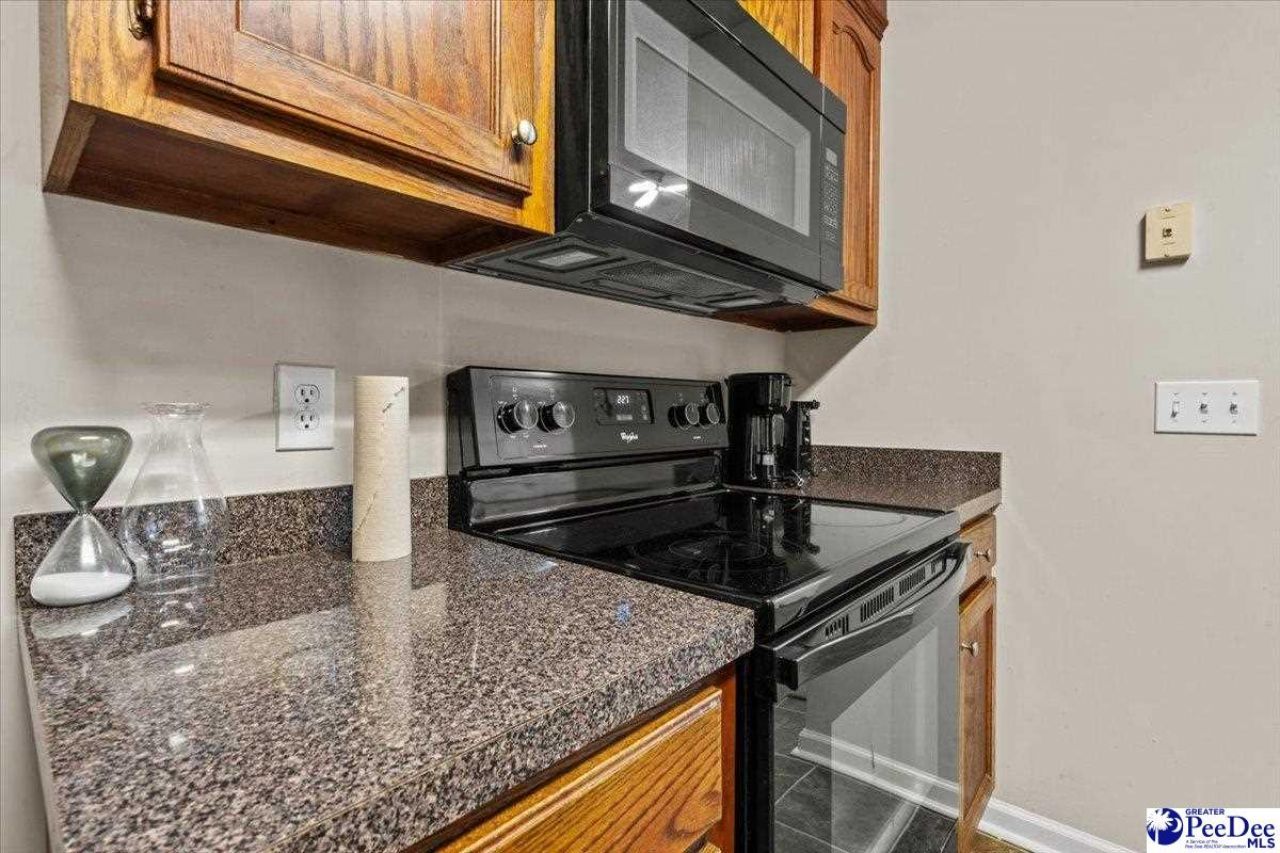 387 Drayton St Photo 13